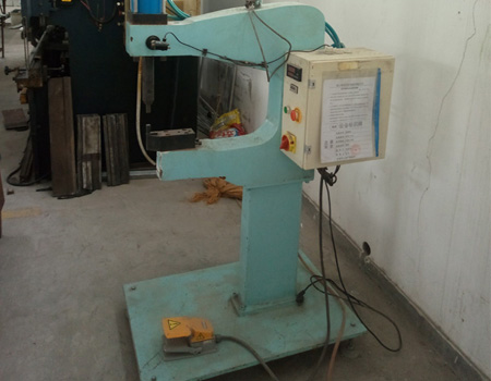 鉚接機